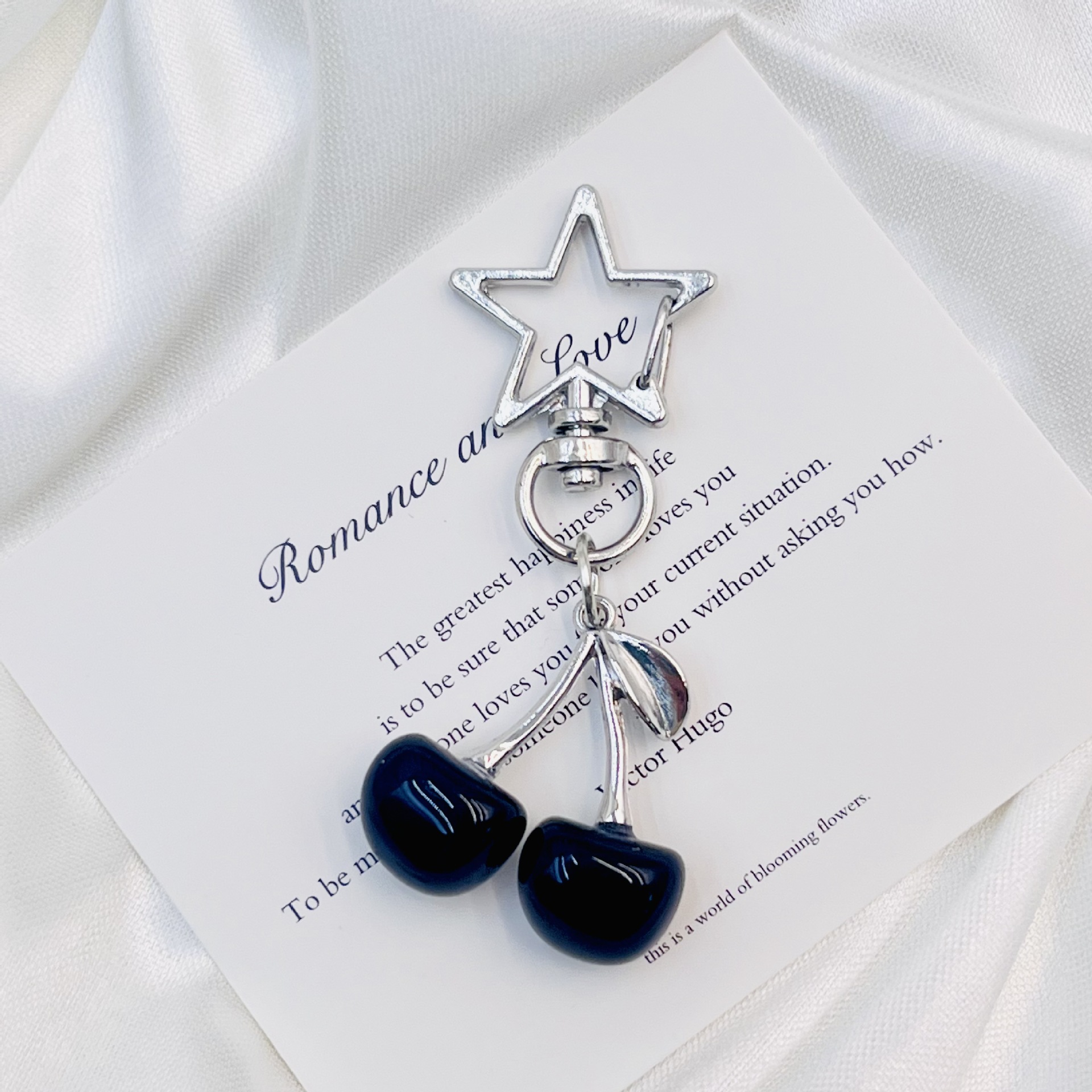 Kreativer Metall-Schlüsselanhänger in Kirschform mit Fünfzackigem Stern, Simulierter Fruchtanhänger, Mädchen-Taschen-Schlüsselring, Niedliche Dekoration, Geschenk – Detail 6
