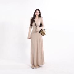 茶香可颂时尚收腰修身秋冬气质针织配大衣的长袖连衣裙女A字长裙