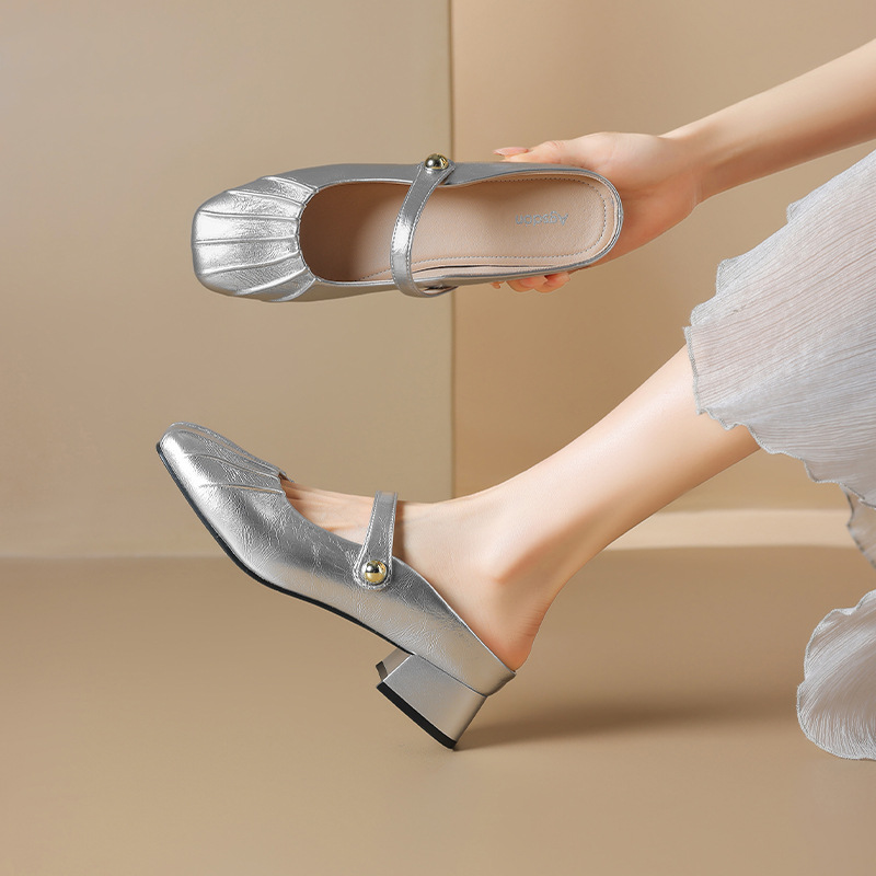 Auge Shi Deng zapatillas de cabeza de plata 2026 nuevo estilo de primavera francés tacones gruesos de un pedazo de medio zapatillas de moda