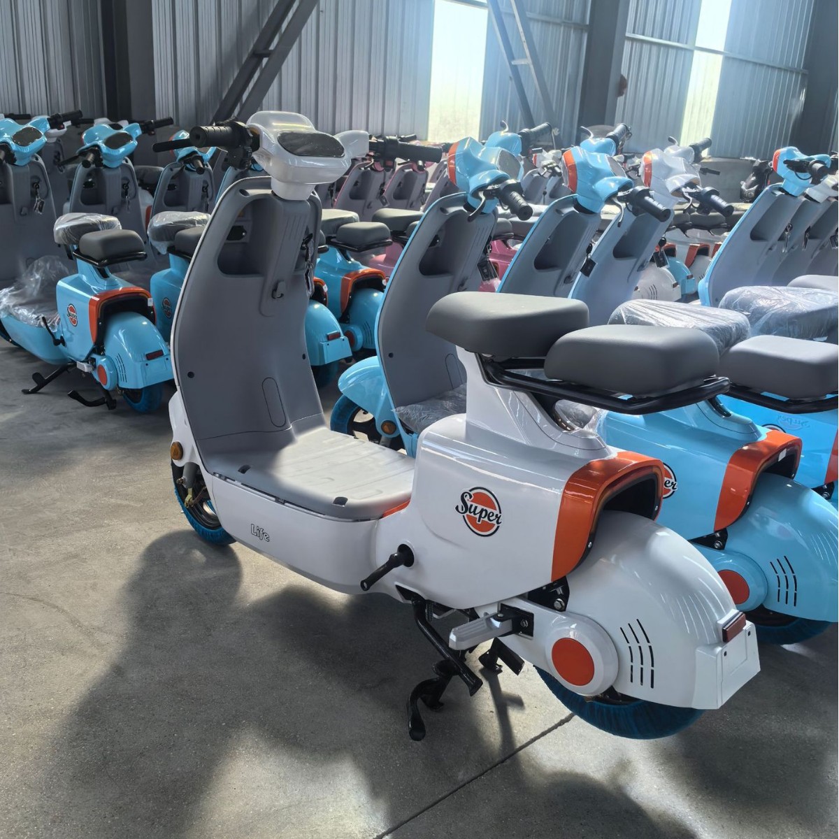 Exportación de comercio exterior nuevo modelo de automóvil de batería H1 exportación de motocicletas eléctricas para hombres y mujeres fabricantes de vehículos eléctricos adultos venta directa al por mayor