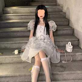 夏季法式茶歇气质收腰碎花连衣裙泡泡袖在逃公主蓬蓬短裙女小个子