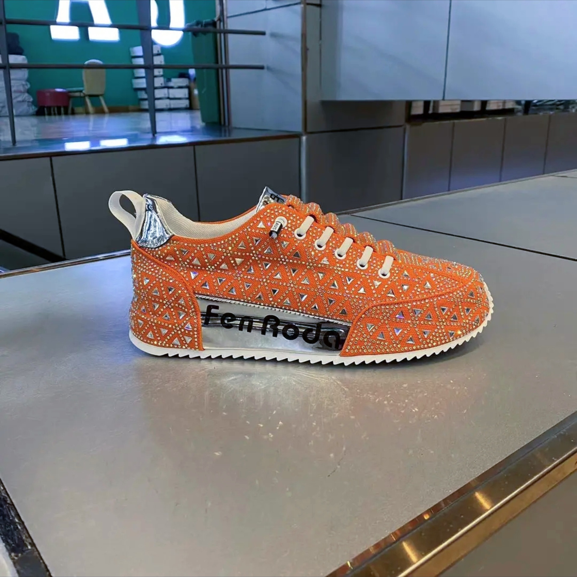 Chaussures décontractées tendance pour hommes, ornées de strass à chaud haute température, semelle fermée, rehausseur de hauteur, légères, nouveau style 2025_voghion.com