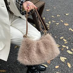 秋冬大容量高级感上班通勤斜挎水桶包包女2025新款斜跨毛绒毛毛包