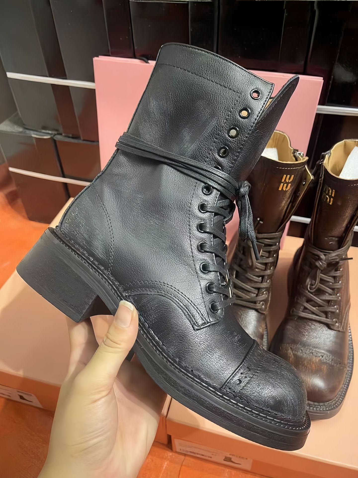 miu ランウェイモデルレトロオールドナイトブーツ 2024 新しいスクエアヘッドベルトバックルメイラードスタイルオートバイブーツ女性用