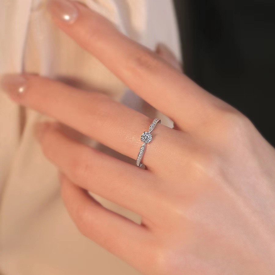 New Light Luxury Style Imitation Moissanite初心 Ring for Women, Fashionable and Simple Micro-Encrusted Proposal Ring as a Gift for Your Girlfriend