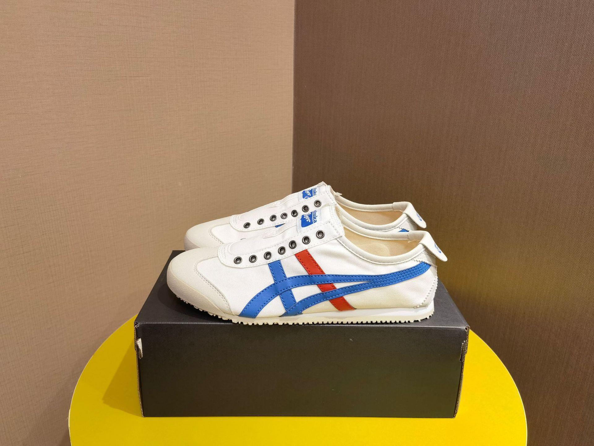 흰색 파란색 빨간색 캔버스