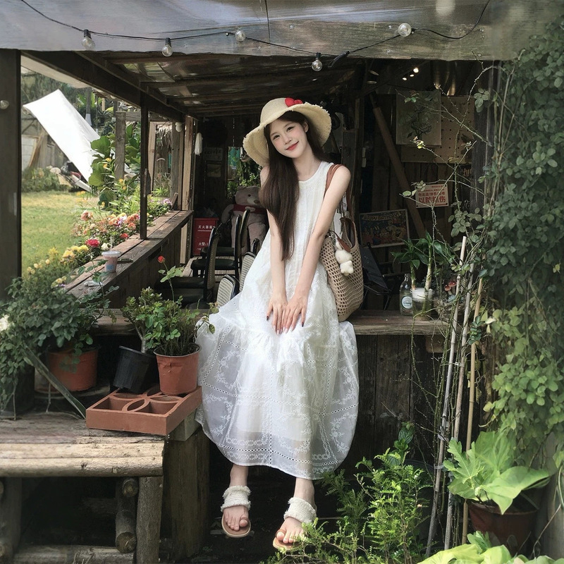 French-Style Gentle White Moonlight Jacquard Sleeveless Vest Dress with a Unique Design, Loose-Fitting, Age-Reducing A-Line Long Dress for Summer