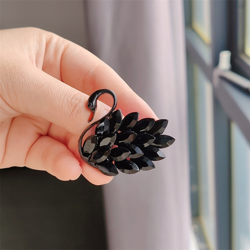 Europa y América transfronterizos lujosos cisne broche personalidad femenina broche de cristal estilo de moda flor de pecho universal abrigos cardigan broche image 4