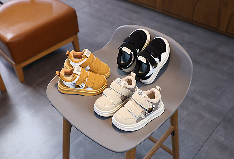 Scarpe casual da tavola da ragazzo bianche con suola morbida e traspirante, versatili, per la stagione primavera e autunno 2024 per bambini_voghion.com