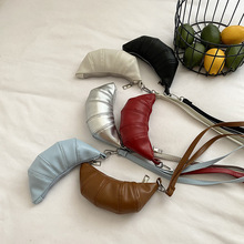 批发小众挂脖牛角包女包2025夏新款拼接迷你单肩包网红潮流手拎包