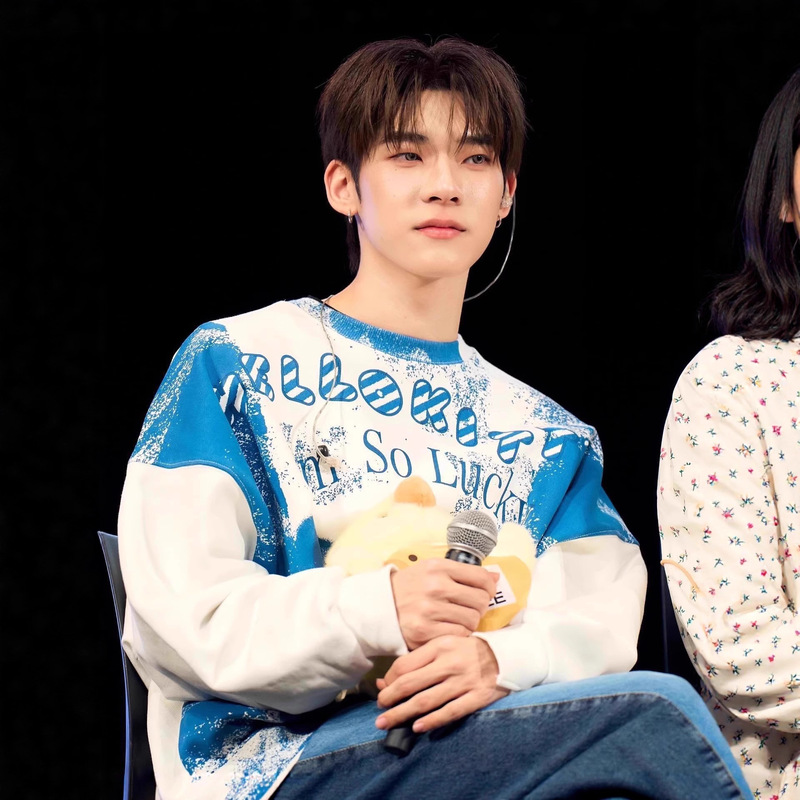 In-Stock Korean Niche Hello Kitty Lazy Loose Cartoon Graffiti Letter Crew Neck Unisex Sweatshirt