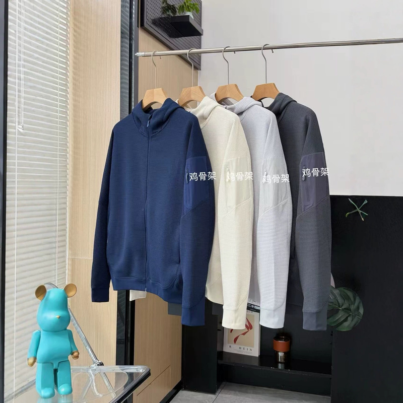 The Niao Jia waffle fabric jacket maintains its breathability while also offering a fashionable and trendy look The Niao Jia waffle fabric jacket maintains its breathability while also offering a fashionable and trendy look