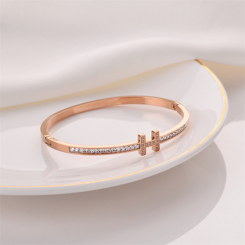 Europa y América simple pulsera de letras de acero de titanio mujer diamantes oro temperamento de alta sensación pulsera de acero inoxidable red joyas de marea roja