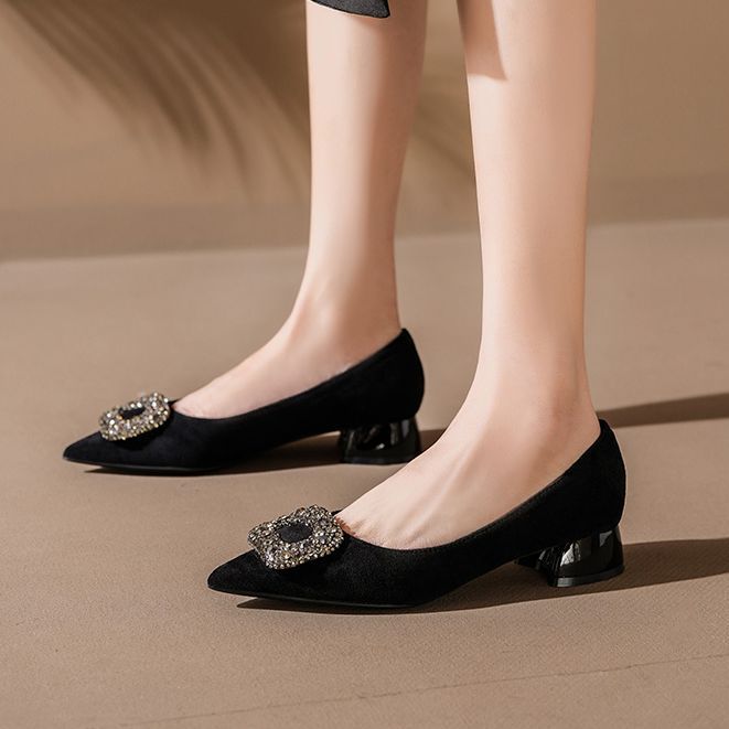 3333A-065 Damen-Schuhe mit niedrigem Absatz, Wildleder, Strasssteinen und spitzer Zehenpartie – vielseitig, bequem und ideal für Alltag, Beruf und Freizeit_voghion.com