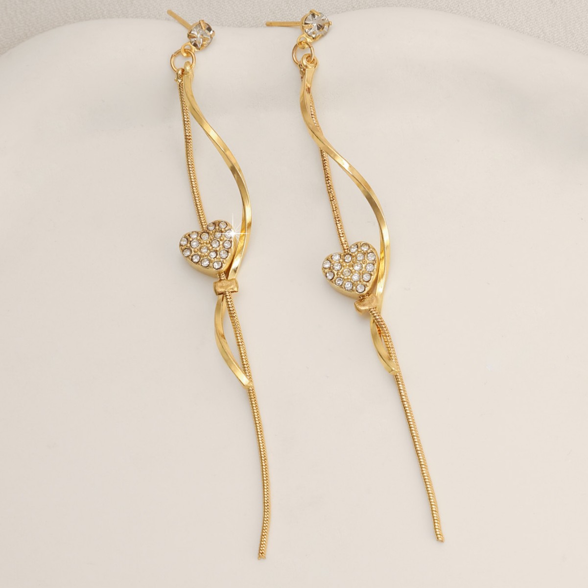 Brincos longos elegantes de coração com pérolas e borlas_voghion.com