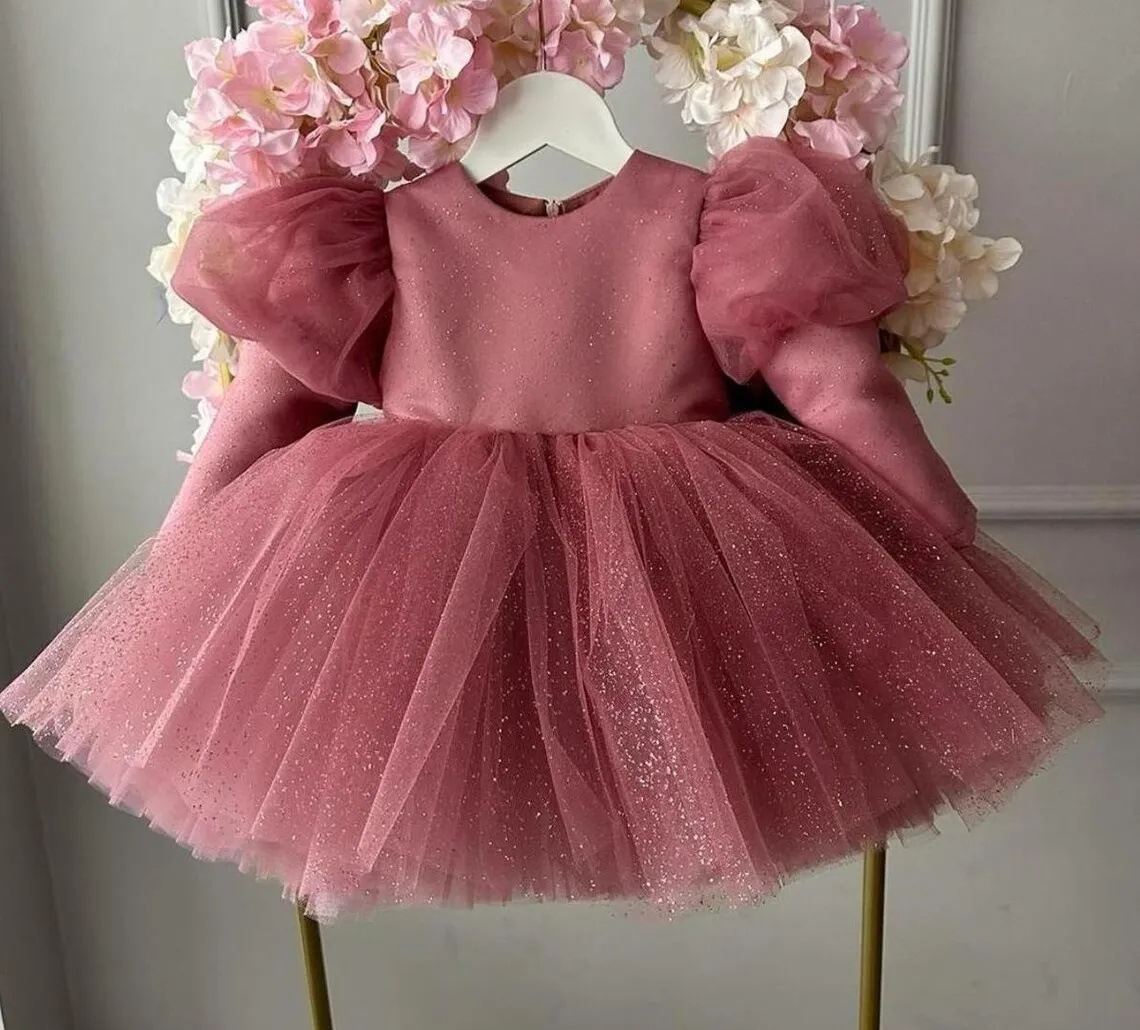Vestido curto rosa de princesa para o primeiro aniversário da sua menina, perfeito para apresentações e eventos infantis._voghion.com