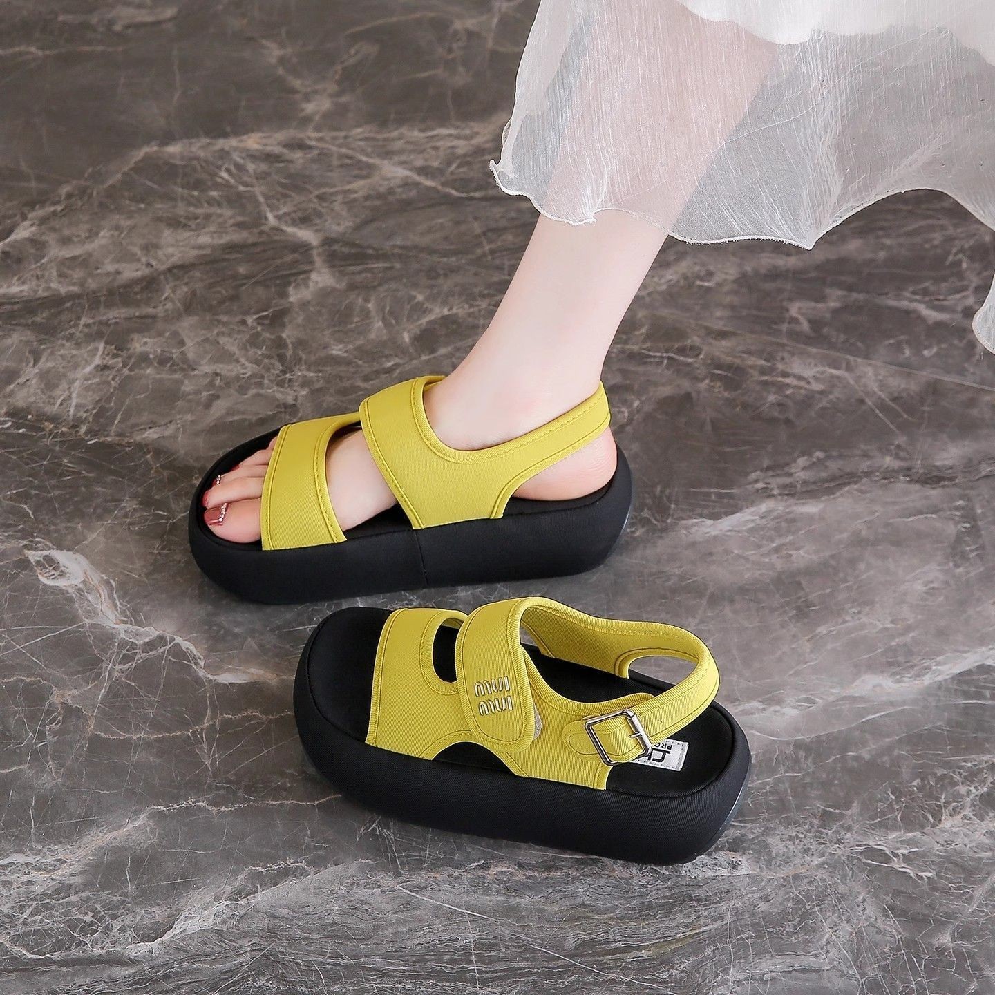 Sandalias de velcro francés para mujeres 2026 verano nuevo estilo de tela de alta calidad hueco transpirable zapatos de playa casuales