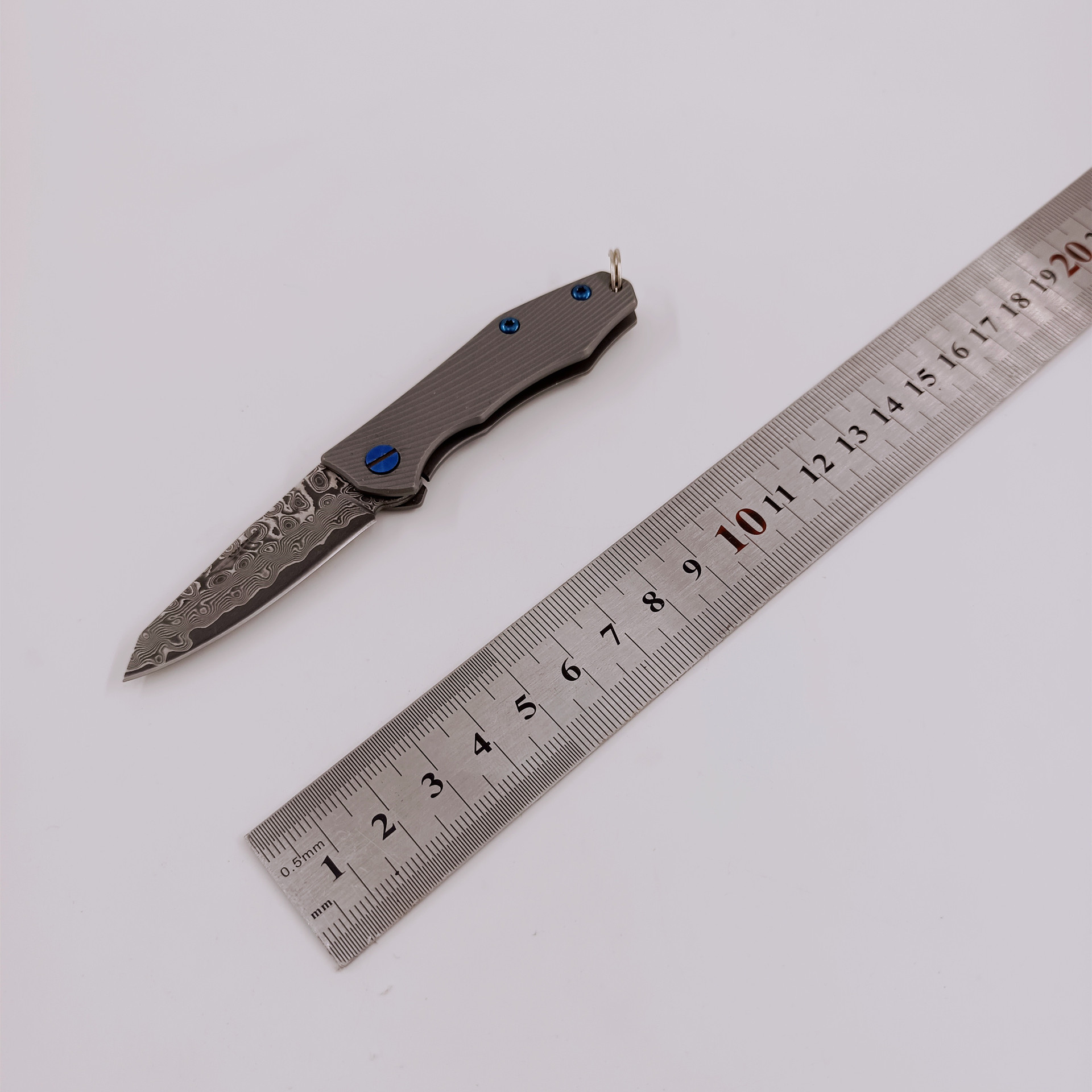 厂家供应户外小刀大马士革钢钛合金柄迷你折叠刀钥匙扣便携口袋刀