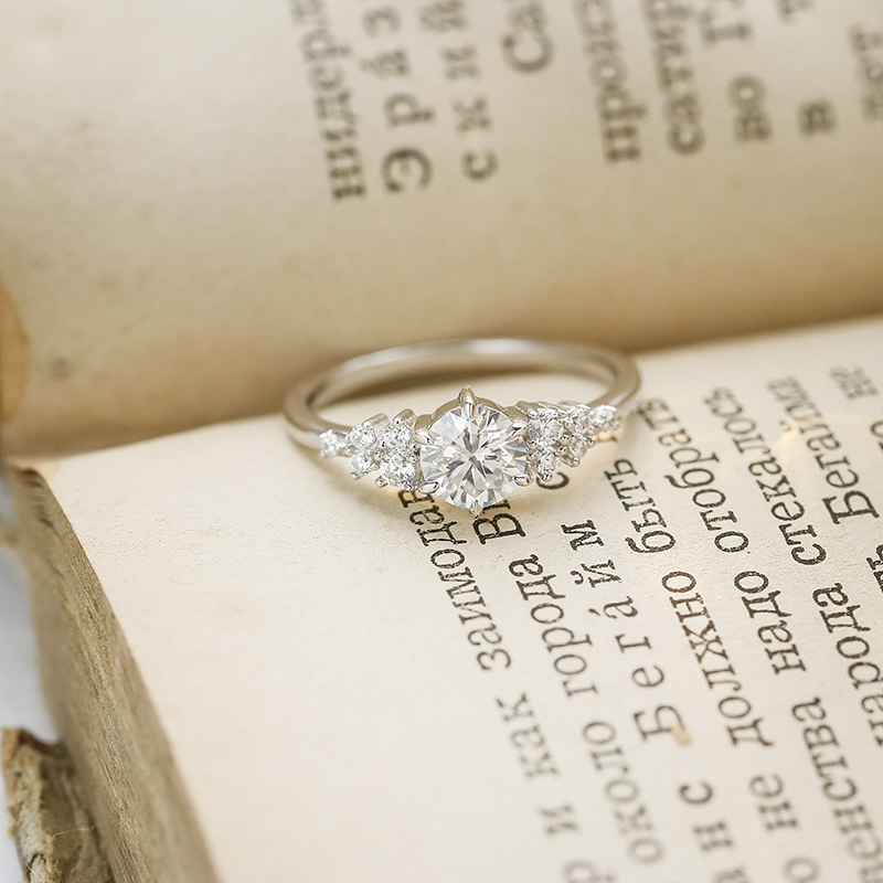 Dunli Jewelry Moissanite Diamond S925 Silver Ring for Women Classic High-End Niche Engagement Proposal Ring One Piece Wholesale