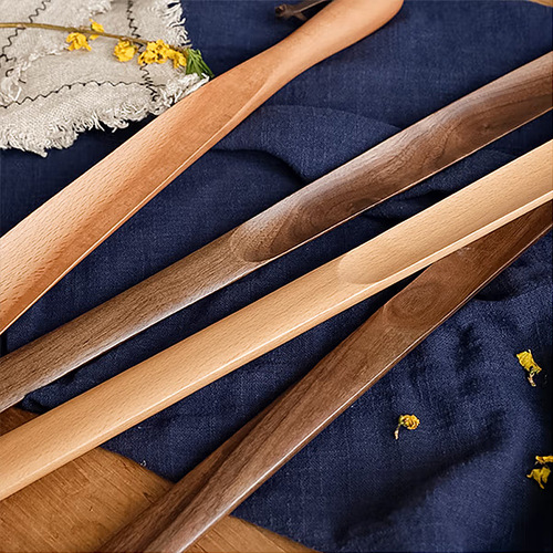 Solid wood shoehorn, household long-handled wooden shoehorn, shoe piercer, pregnant woman shoehorn, elderly shoe lifter, lazy person's extended shoe lifter