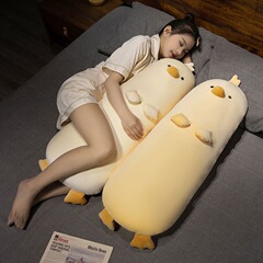 ひよこ人形の女の子が枕を抱いて女の子が寝ます。