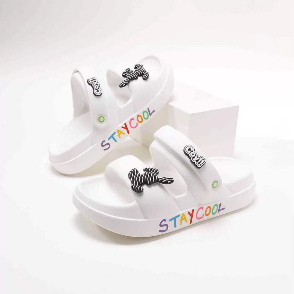 凉鞋女2024年夏季外穿平底时尚简约软底轻便防滑踩屎感透气沙滩鞋