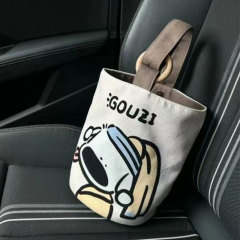 サラリーマンの携帯手提げ袋キャンバスのバケツバッグが可愛いバケツ型の手に持っています。