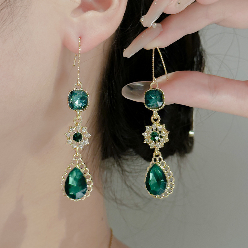 Retro fashionable elegant earrings drop-shaped