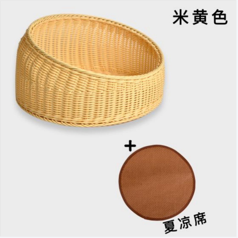 베이지색 프리매트와 고양이볼