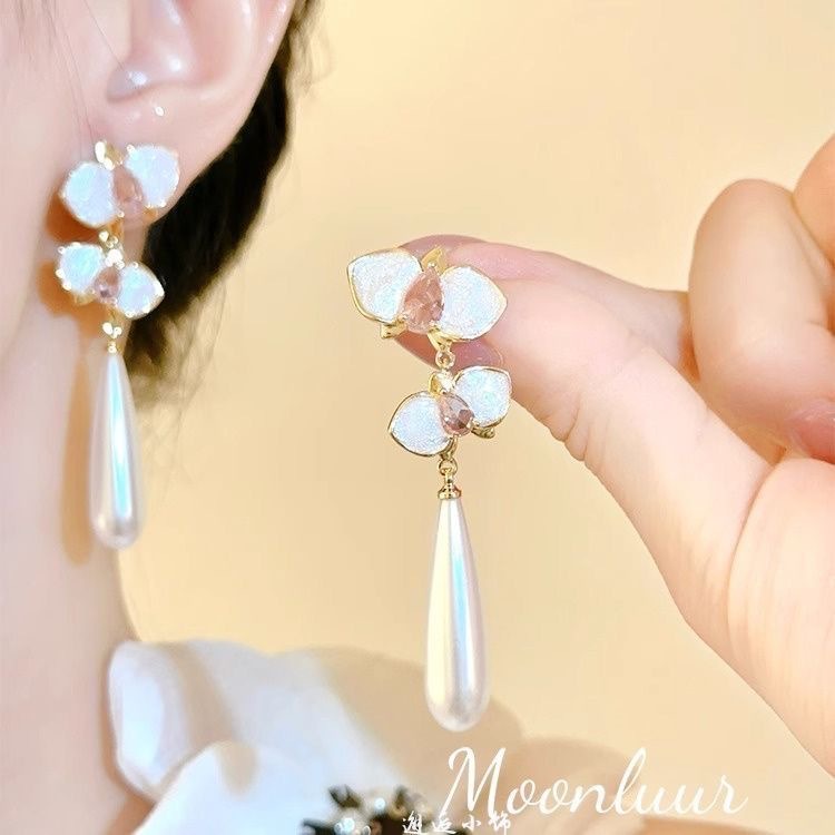真珠のツバキの花の蚊帳の耳のクリップの耳の穴がない女性の新型の高級感の花のフランスの気質のイヤリング