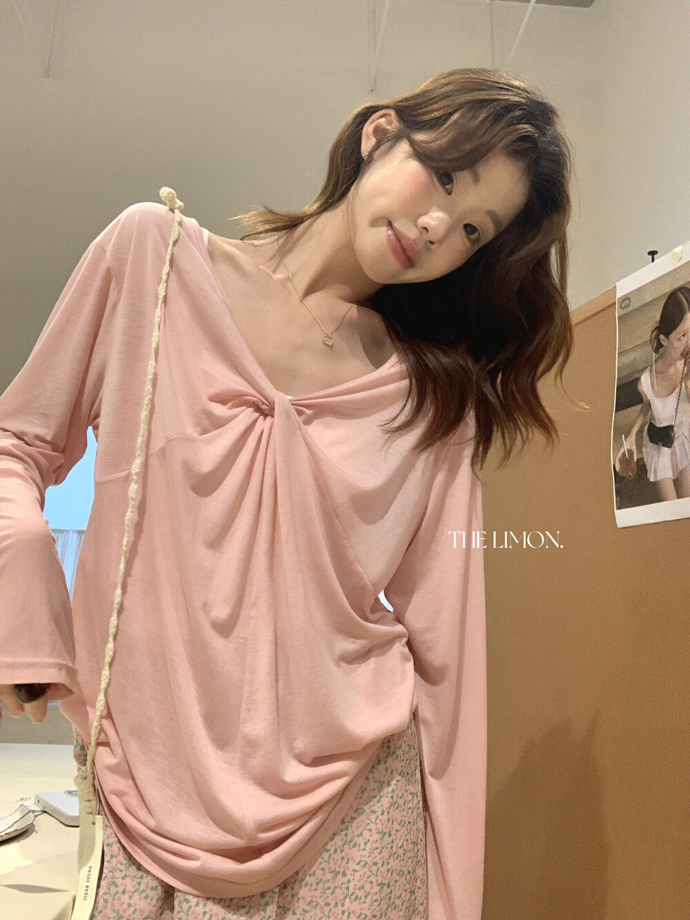 Áo thun nữ tay dài cổ V thiết kế xoắn nút, mặc hai kiểu, chống nắng, form rộng suông — màu hồng, màu cam, màu trắng, xanh lá cây chi tiết 16