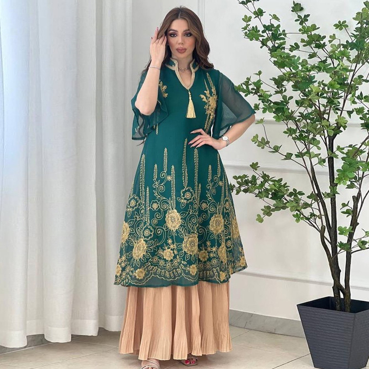 2024 Cross-Border Green Mid-Sleeve V-Neck Embroidered Loose Middle Eastern Women's Arabic Dress_ecoleips.com