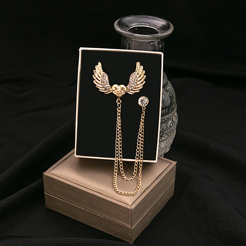 Confectionné avec des filigranes médiévaux, des motifs floraux en émail baroque, des cristaux précieux et des lignes Art déco. Un souvenir élégant et raffiné pour les anniversaires et autres occasions spéciales._voghion.com