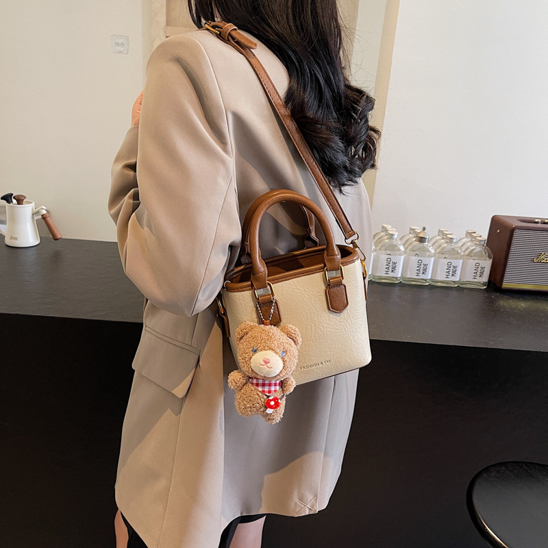 Bolsa de balde para mujeres 2024 nuevo retro versátil bolso de hombro portátil otoño-invierno súper caliente nicho de diseño de alta calidad bolso de mujer