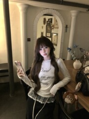アルファベットのプリントの丸首の長袖のtシャツの女性の春の白い修身の中でデザイン感のchiが見えて痩せています。