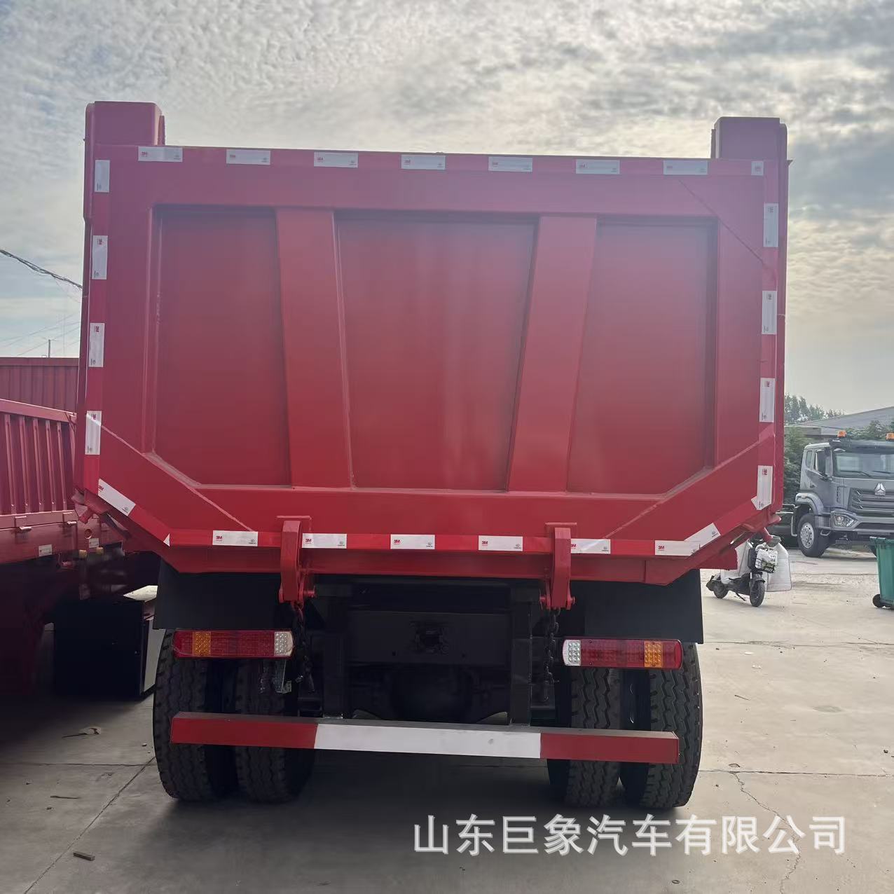 Cross-border export of Shaanxi Auto DeLong F3000 8*4 dump truck, front four-wheel drive, rear eight-wheel drive, for transporting sand, gravel, and soil, suitable for mining operations