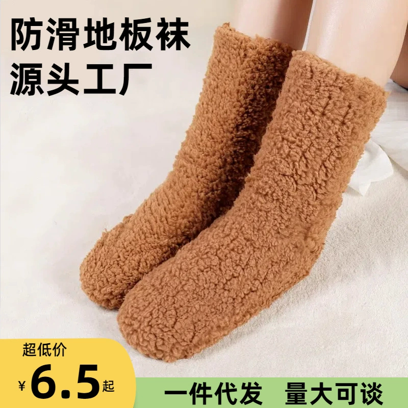 Зимой мужчины и женщины спят на кровати с одеялом