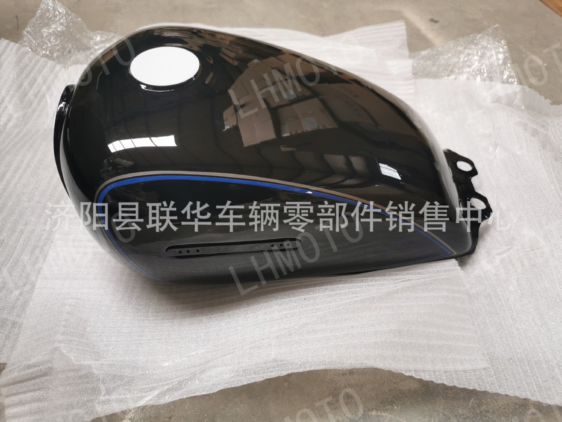 Suitable for Suzuki Gn125 Motorcycle Gasoline Tank, Fuel Tank, Black Prince Accessories and Equipment