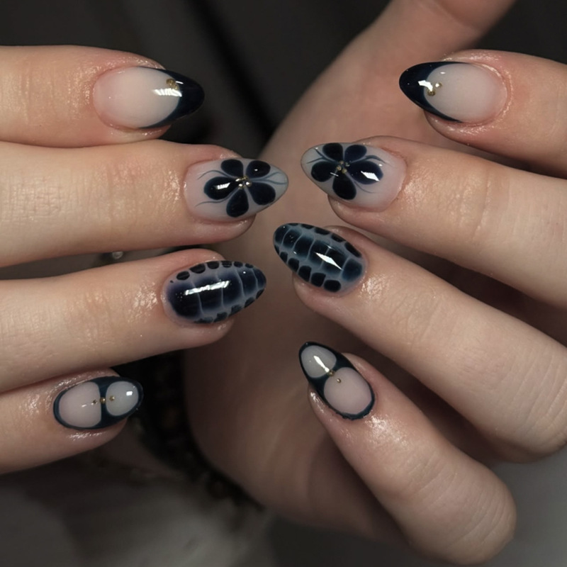 Black French Flower Crocodile Pattern Manicure Nails Wearable Nails Short Almond Nails Flash European and American Fake Nails Nails