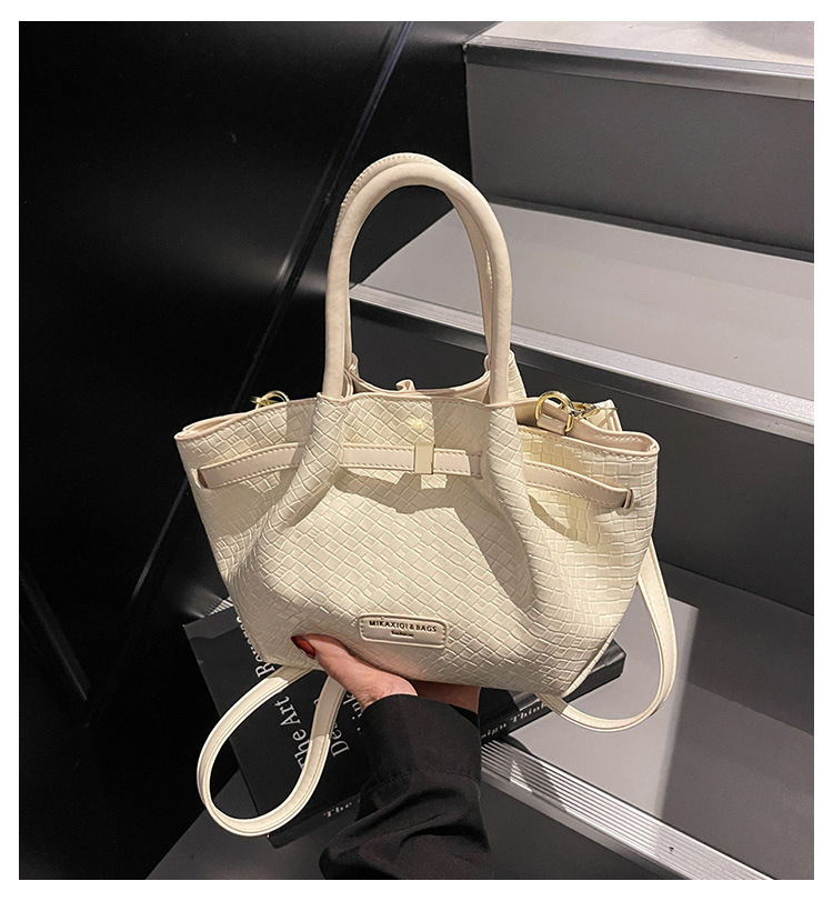 Simple crossbody bag 2025, single-shoulder bucket bag, Spring new style for work, Korean style bag, embossed commuting fashion bag for women full figure