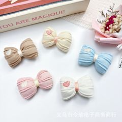 布芸は綿の蝶結びの部品を充填します。