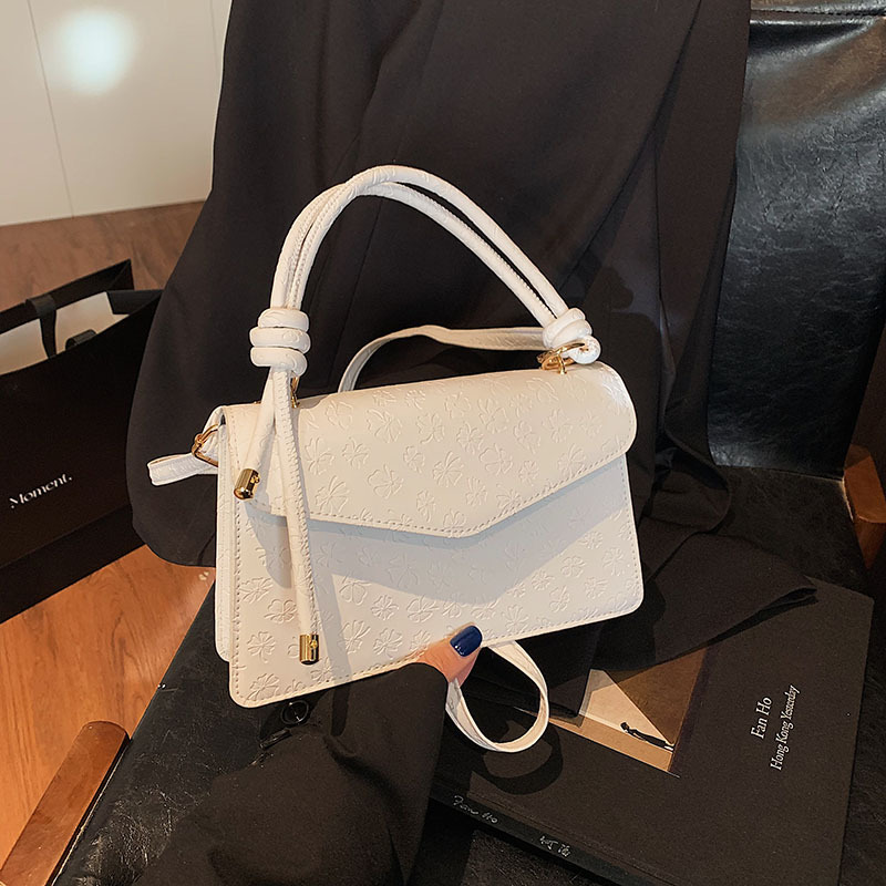 2025 nuevo bolso de diseño de nicho de moda bolso de mensajero de textura femenina bolso cuadrado pequeño retro bolso de mensajero de niña simple y versátil