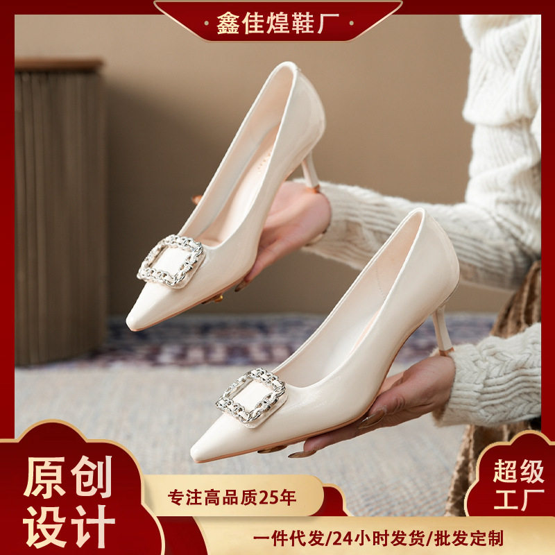 Giày cao gót nữ mũi nhọn gót mảnh khóa vuông đính đá, giày cưới phù dâu, gót 6–8 cm — Màu trắng ngà, Màu đỏ rượu, màu đen