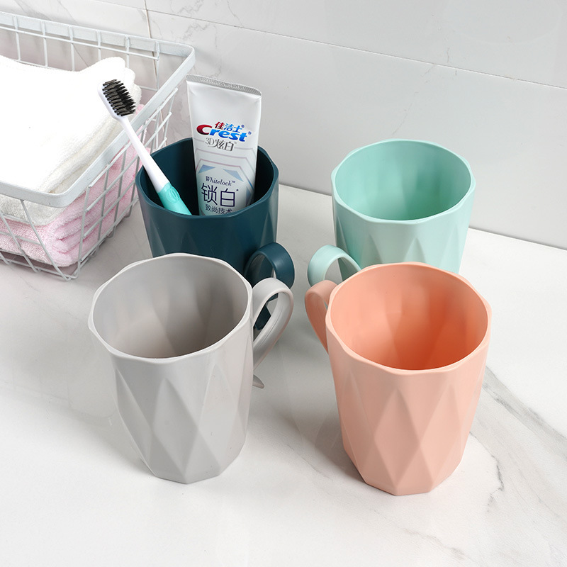 Vasos de plástico para cepillarse los dientes con asas, un par de vasos para enjuague bucal para parejas, de aspecto elegante y lujoso, para uso doméstico, venta al por mayor.