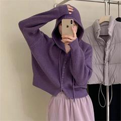 帽子付きのニットカーディガンはだらだらしています。