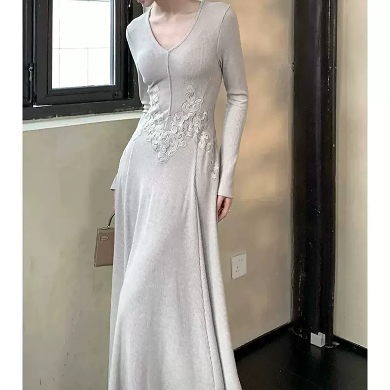 从一时【瓷生花V领版】气质微喇长袖针织连衣裙女刺绣打底长裙202