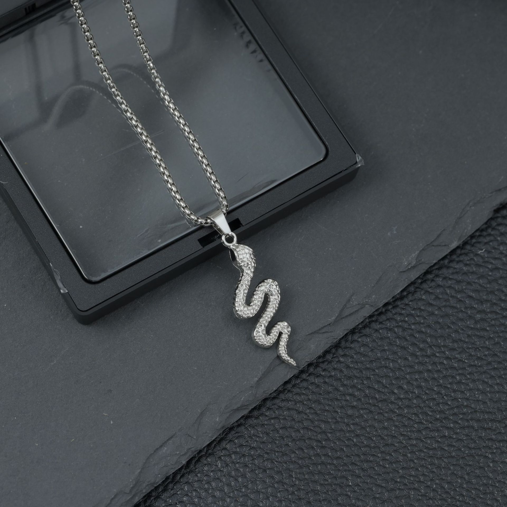 2025年新款复古蛇形项链朋克个性夸张蛇形缠绕吊坠毛衣锁饰品批发