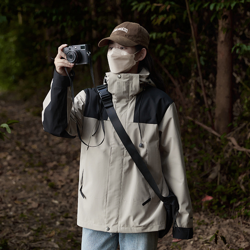 Hombres y mujeres tres en uno al aire libre desmontable a prueba de viento impermeable ropa de trabajo de montaña abrigo caliente logotipo impreso