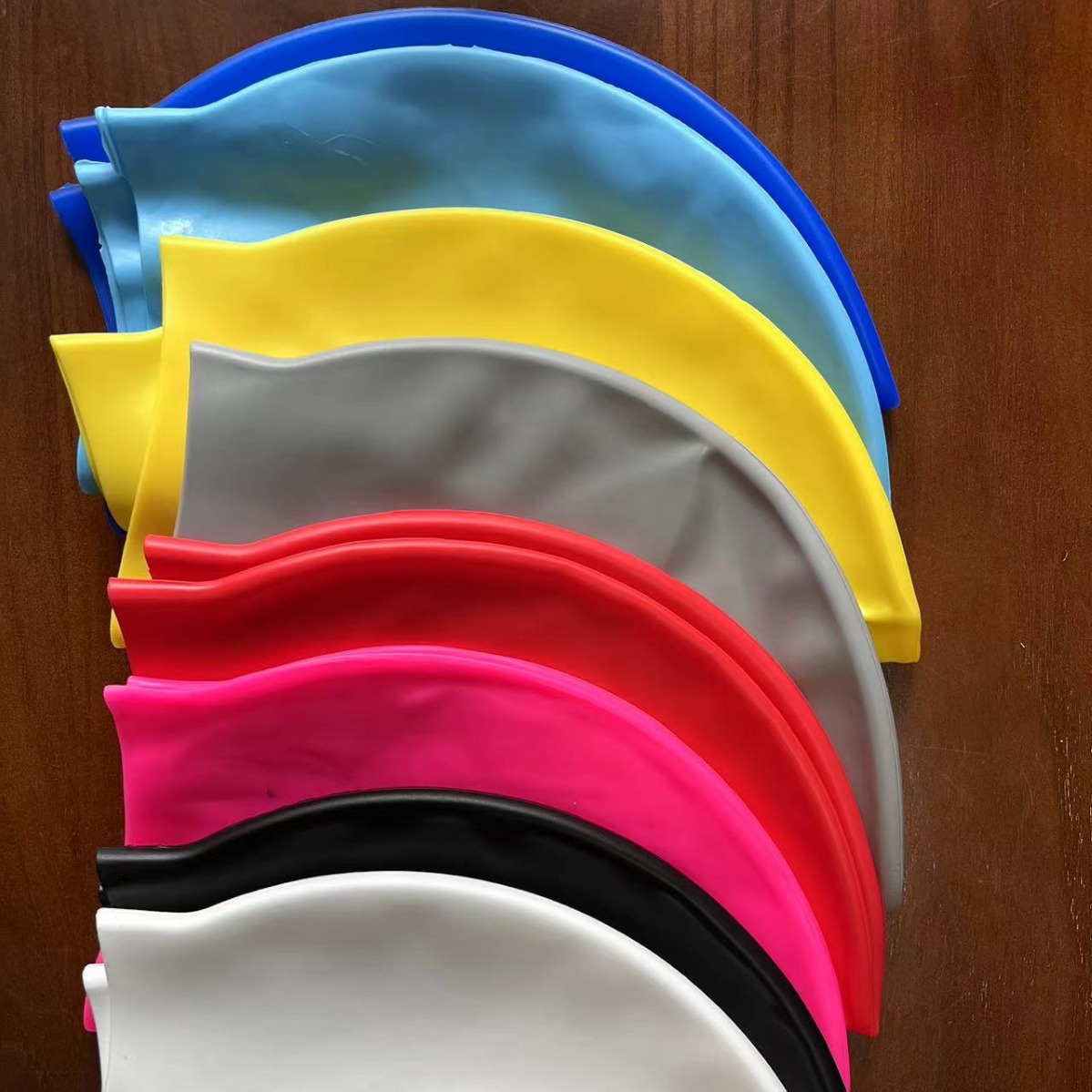 Venta caliente unisex gorra de natación de silicona al por mayor de color sólido de alta elástico transpirable gorra de natación impermeable antideslizante no-apretando la cabeza