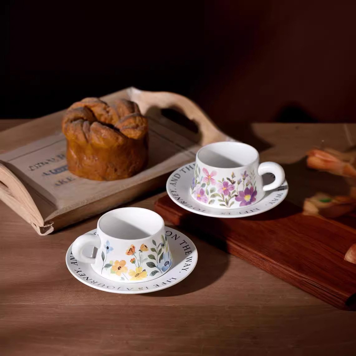 Luz lujosa francesa romántica pequeña flor de cerámica taza de café plato casual té de la tarde café nuevo conjunto de tazas de agua de porcelana hueso